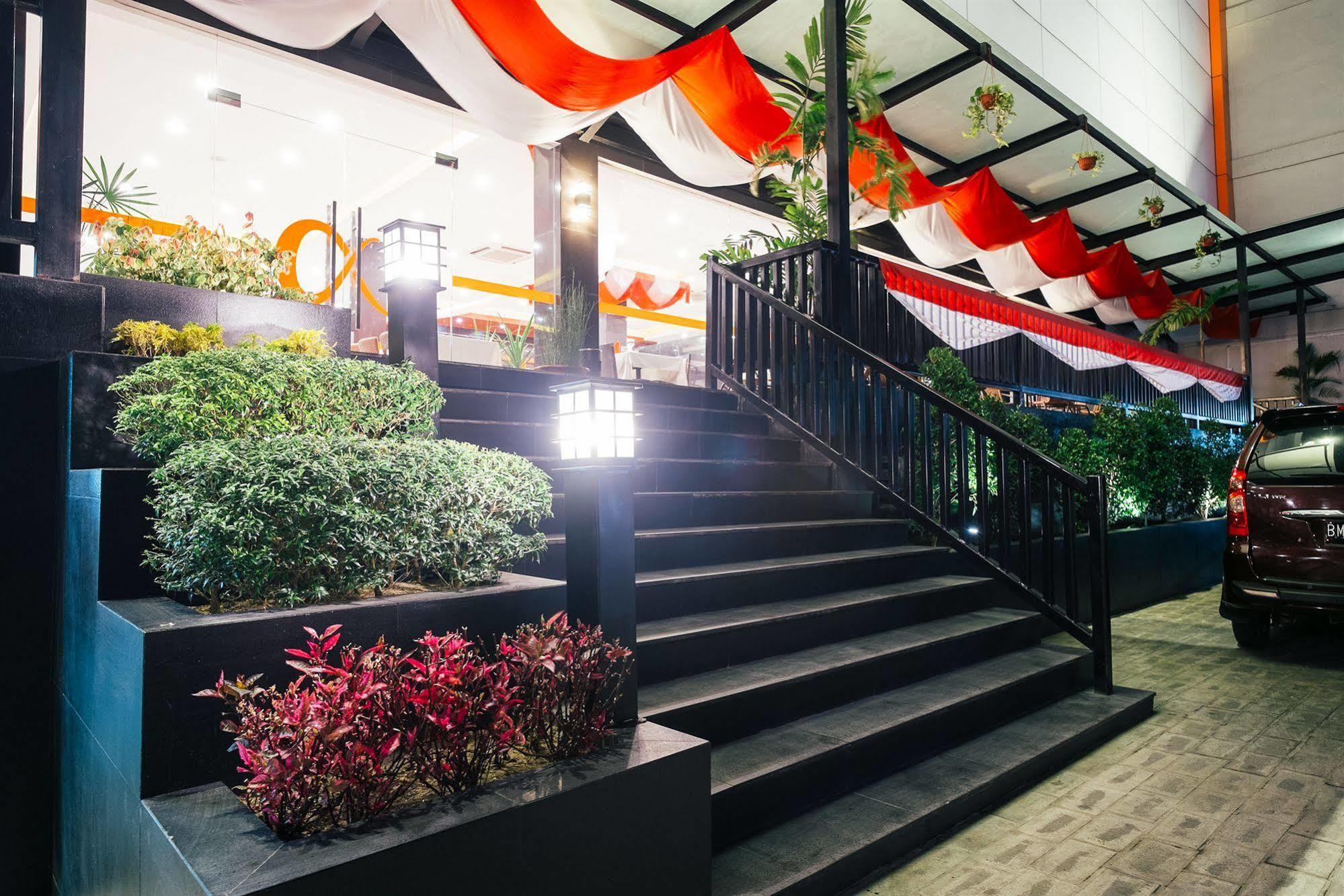 Alpha Hotel Пеканбару Экстерьер фото
